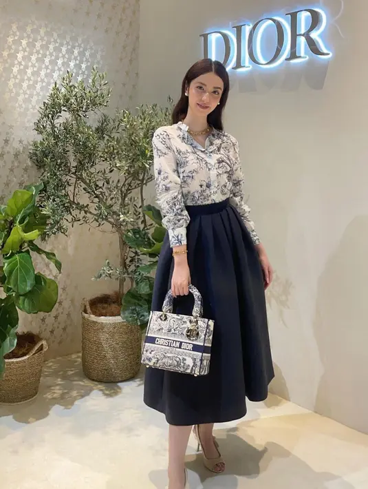Kombinasi warna navy dan cream dapat membuat penampilan lebih mahal, bahkan untuk casual looks. [Foto: IG/veloveaxia].