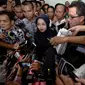 Cawagub DKI Jakarta, Sylviana Murni memberikan keterangan usai menjalani pemeriksaan terkait kasus dugaan korupsi dana bantuan sosial (bansos) di Bareskrim Polri, Jumat (20/1). Sylviana menjalani pemeriksaan selama 7,5 jam. (Liputan6.com/Faizal Fanani)