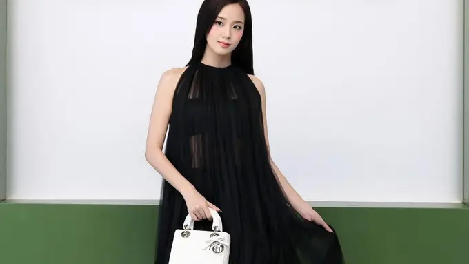 Jisoo BLACKPINK Tampil Elegan di Dior Paris Fashion Week, Kenakan Gaun Terawang Hitam dan Tas Ikonik Lady Dior