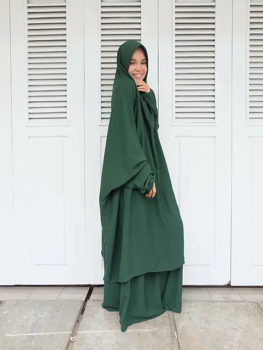 Sejak memutuskan untuk berhijab, Dewi pun juga secara perlahan mempelajari soal Agama Islam. Bahkan, ia juga tampak cantik dengan gijab syar’I nya seperti berikut ini. (Instagram/dewisandra)