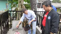 Asprov Jabar berziarah ke makam Ir. Soeratin di di TPU Sirnaraga, Jalan Pajajaran, Kota Bandung, Jumat (19/4/2019). (Bola.com/Erwin Snaz)