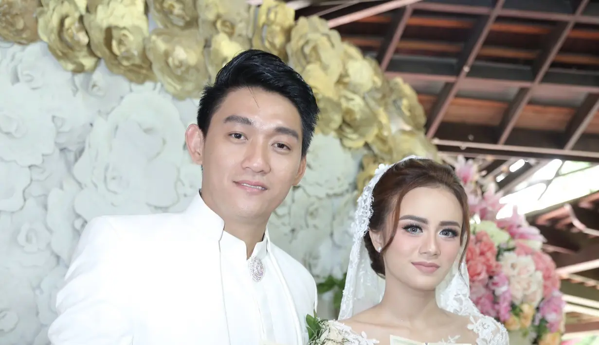 Ifan Seventeen resmi menikah untuk yang kedua kalinya dengan mempersunting perempuan, Dylan yang telah dipacarinya selama lima tahun. (Galih W. Satria/Bintang.com)