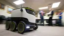 Robot Pengirim buatan The Starship Technologies melakukan demonstrasi di Virginia, AS (25/1). Robot ini nantinya akan berfungsi untuk mengirim makanan disekitar komplek perkantoran di wilayah tersebut. (AP Photo/Steve Helber)