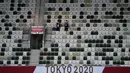 Polisi berdiri di tribun yang kosong sebelum upacara pembukaan Olimpiade Tokyo 2020 di Stadion Olimpiade, Tokyo, Jepang, Jumat (23/72021).  Upacara pembukaan Olimpiade Tokyo 2020 akan digelar pada 23 Juli 2021 malam. (Jewel SAMAD/AFP)