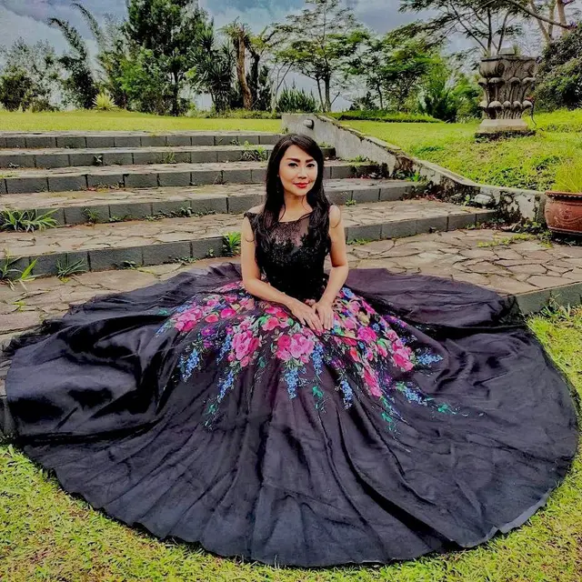 Gaya Pemotretan Tessa Kaunang Dengan Dress Panjang, Tampil Menawan. (Sumber: Instagram/tessakaunang_tuiit)