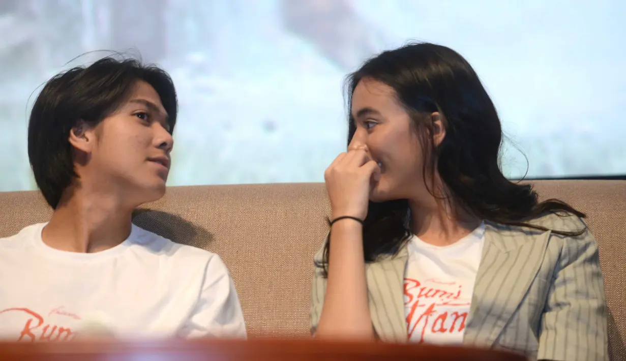 Dua seleb muda berbakat ini sudah lama ada di dunia hiburan Tanah Air. Iqbaal ialah manatn personil boyband CJR sedangkan Mawar ialah jebolah Miss Celebrity 2015. (KapanLagi.com/Bayu Herdianto)