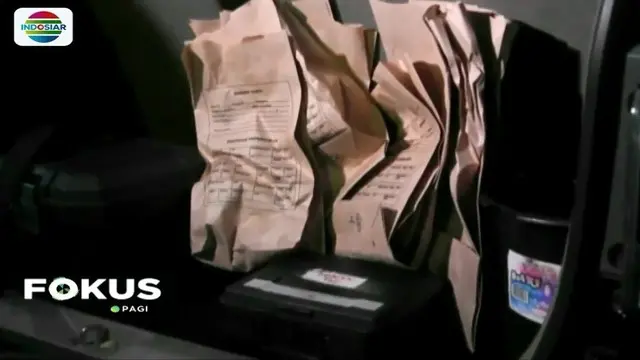Usai lakukan olah TKP kasus pembunuhan satu keluarga di Bekasi, tim Puslabfor Mabes Polri kumpulkan sejumlah barang bukti dalam 8 kantong untuk diidentifikasi.