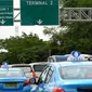 Kondisi arus lalu lintas di sepanjang ruas jalan tol Bandara Soekarno Hatta, Cengkareng, Tangerang, Rabu (24/12). Meningkatnya penumpang pada Natal dan Tahun Baru tahun ini membuat kemacetan di Terminal 1 dan 2. (Liputan6.com/Faisal R Syam)