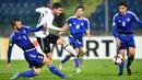 Aksi Jonas Hector (2kiri) melewati hadangan para pemain San Marino pada laga grup C kualifikasi Piala Dunia 2018 di San Marino stadium, Serravalle, (11/11/2016). (AFP/Vincenzo Pinto)