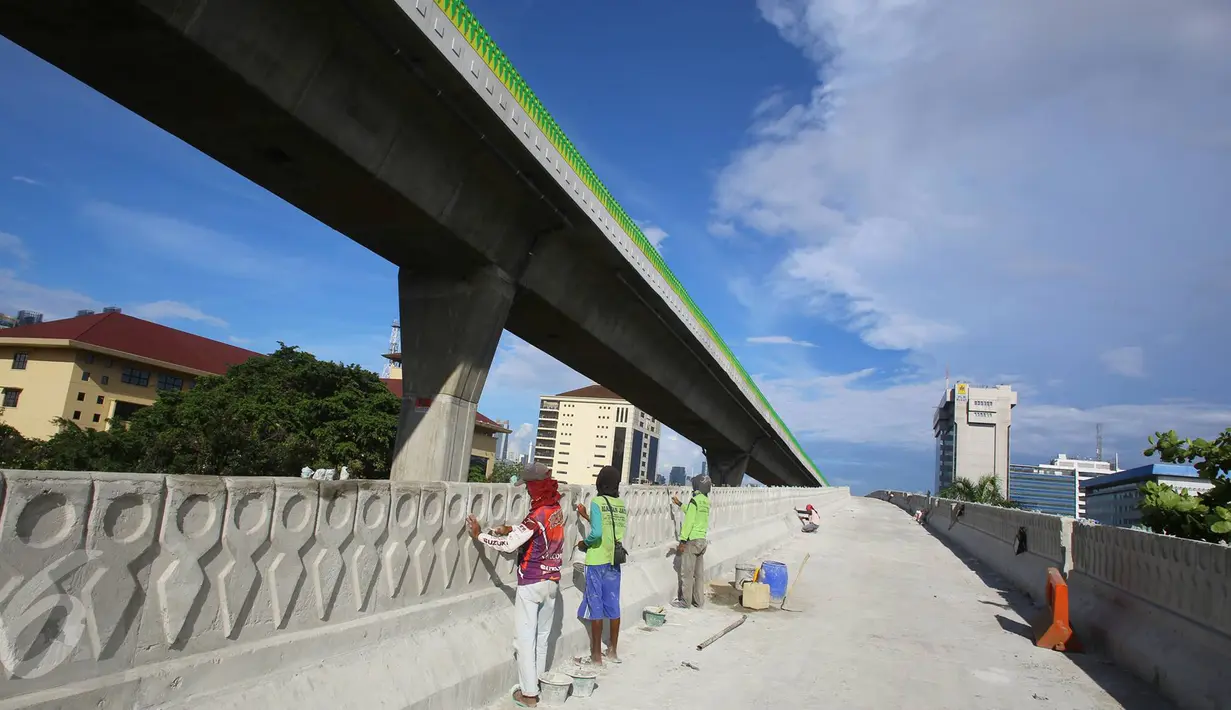 Pekerja beraktivitas di sekitar Jalan Layang Non-Tol Tendean-Ciledug di Jakarta, Jumat (20/1). Total progress pengerjaan proyek sepanjang 9,3 kilometer dengan lebar bersih 8 meter tersebut telah mencapai 98 persen. (Liputan6.com/Immanuel Antonius)