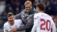 Pelatih Liverpool, Jurgen Klopp, bercanda dengan Alberto Moreno usai meraih kemenangan pada laga Liga Europa melawan Rubin Kazan di Rusia, Kamis (5/11/2015). (AFP Photo/Kirill Kudryavtsev)