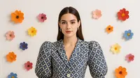 7 Model Blazer Crop Batik Kekinian untuk Wanita Karier, Simpel Tapi Berkelas