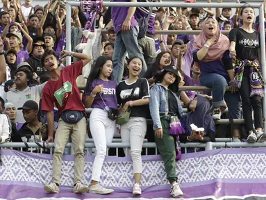 Suporter Persita saat menyaksikan pertandingan Persita Tangeran melawan PSM Makassar pada laga Shopee Liga 1 di Stadion Sport Center, Tangerang, Jumat (6/3). Persita memiliki suporter setia dan fanatik seperti La Viola dan Southern Ultras Persita. (Bola.com/M. Iqbal Icshan)