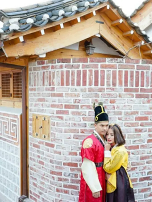 Bersandar di bahu orang yang disayangi menjadi keinginan setiap wanita. Chelsea Olivia nampak nyaman bersandar di bahu suami tercintanya, Korea pun menjadi saksi petualangan liburan tahun baru mereka. (via instagram/@chelseaoliviaa)