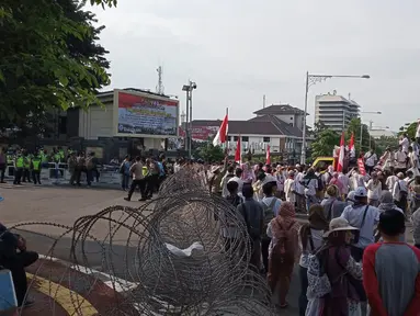 Ratusan massa mengelar aksi di Perempatan Jalan Pahlawan Semarang,  Jumat (10/5). Mereka menuntut kejujuran penghitungan suara KPU pada Pemilu 2019. (Liputan6.com/Gholib)