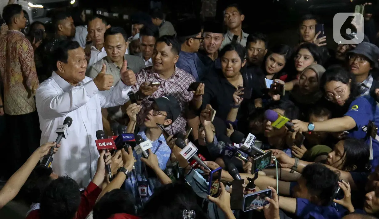 Presiden terpilih periode 2024-2029, Prabowo Subianto menyampaikan keterangan kepada para wartawan usai melakukan pertemuan dengan sejumlah tokoh di kediamannya di Kertanegara, Jakarta, Senin (14/10/2024). (Liputan6.com/Herman Zakharia)