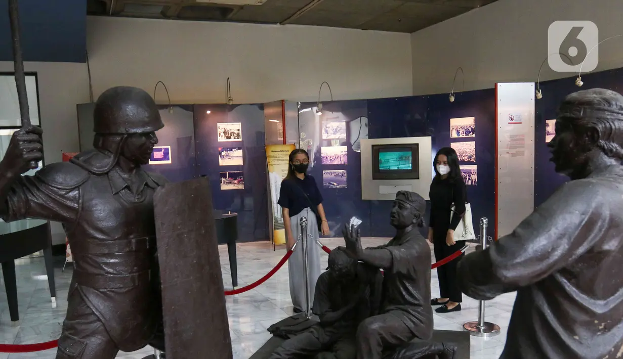 Pengunjung saat mengunjungi Museum Tragedi 12 Mei 1998 Universitas Trisakti, Jakarta, Kamis (12/5/2022). Museum tersebut berdiri sebagai bukti sejarah perjuangan gerakan mahasiswa tahun 1998. Saat itu mahasiswa perguruan tinggi di seluruh Indonesia mengadakan unjuk rasa untuk menuntut reformasi. (Liputan6.com/Herman Zakharia)