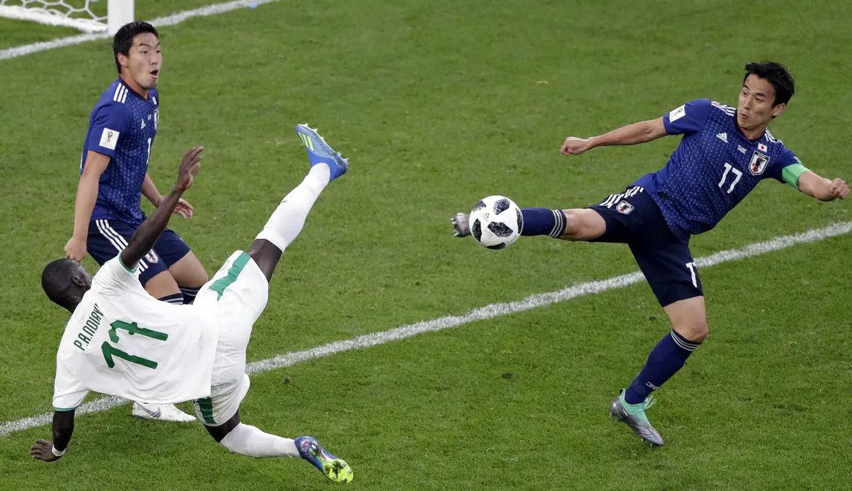 Gelandang Jepang, Makoto Hasebe, berusaha membuang bola saat melawan Senegal pada laga grup H Piala Dunia di Yekaterinburg Arena, Yekaterinburg, Minggu (25/6/2018). Kedua negara bermain imbang 2-2. (AP/Mark Baker)