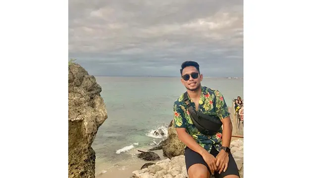 6 Gaya Liburan Andik Vermansah di Pantai, Lepas Penat
