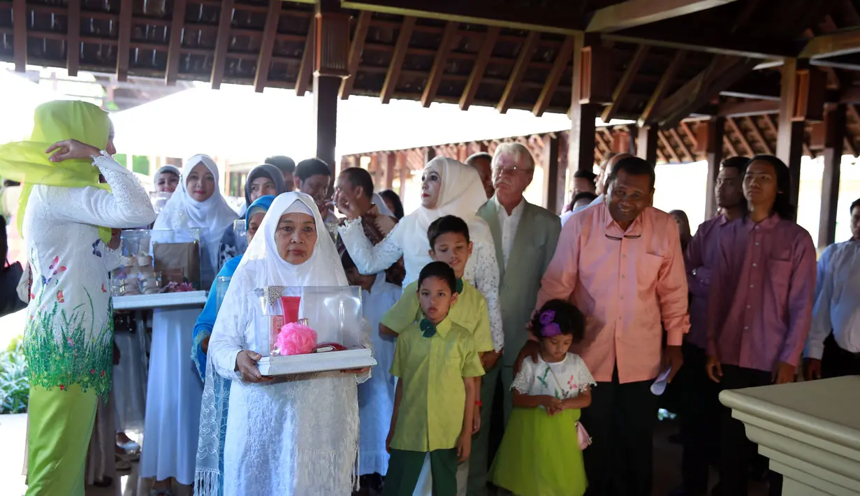 Khidmat dan sakralnya suasana akad nikah Risty Tagor dan Stuart Collin (M. Akrom Sukarya/Bintang.com)