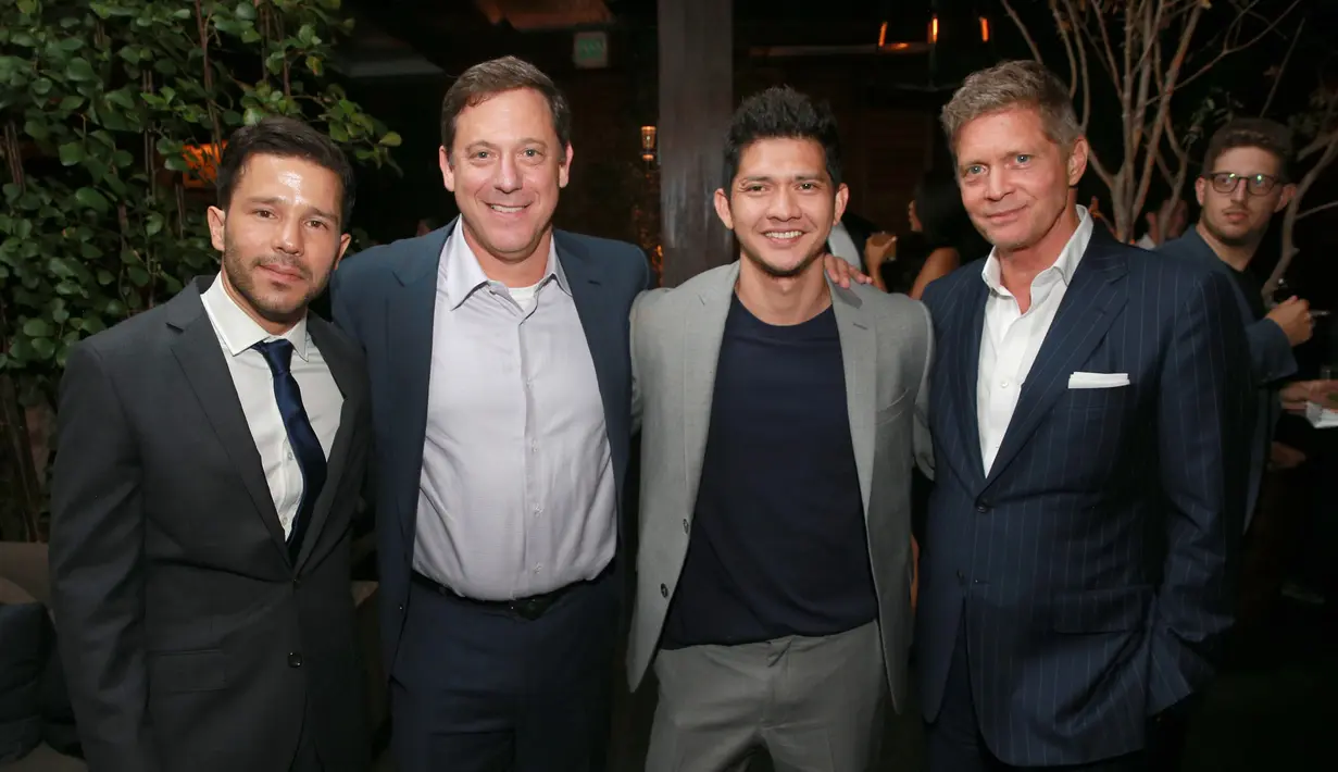 Aktor Indonesia, Iko Uwais berpose bersama pemeran lain saat gala premier film Mile 22 di Los Angeles, Kamis (9/8). Film Mile 22 bercerita perjalanan petugas CIA dan polisi Indonesia yang bekerjasama melawan kejahatan politik. (Kaya Fury/Getty Images/AFP)