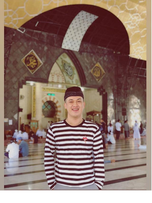 6 Potret Terbaru Rijja Abbas Pelantun ‘Butiran Debu’ yang Bikin Pangling