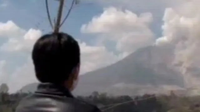 [VIDEO] Gunung Sinabung Masih Semburkan Awan Panas
