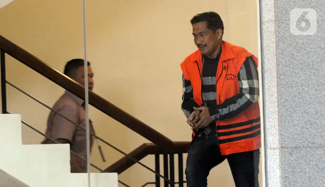 Terpidana mantan anggota DPR F-Golkar Bowo Sidik Pangarso bersiap menjalani pemeriksaan saat tiba di Gedung KPK, Jakarta, Senin (21/10/2019). Bowo diperiksa sebagai pengembangan terkait aliran suap distribusi pupuk Indonesia. (merdeka.com/Dwi Narwoko)
