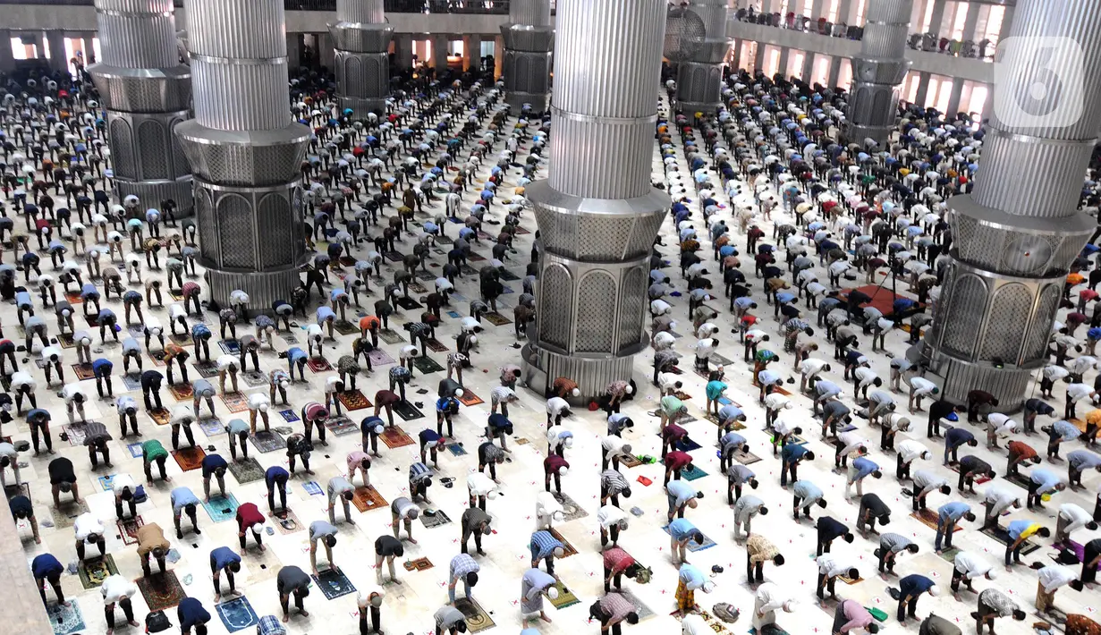 Umat Islam melaksanakan sholat Jumat  pada minggu ketiga bulan Ramadhan 1442 Hijriah di Masjid Istiqlal, Jakarta, Jumat (30/4/2021). Sholat Jumat berjamaah dengan pembatasan jemaah 30 persen dari kapasitas di ruang sholat utama masjid dan menerapkan protokol kesehatan. (merdeka.com/Arie Basuki)