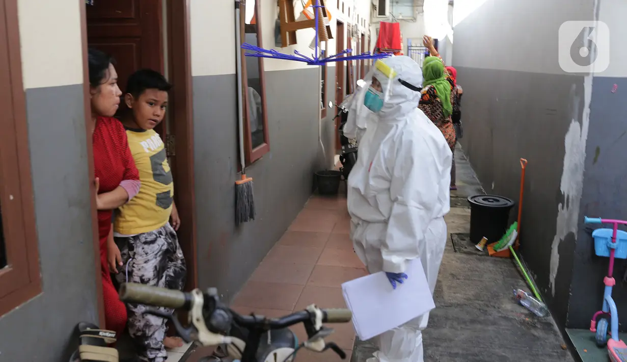 Petugas Kesehatan menggelar Swab Test COVID 19 secara “door to door” bagi warga pendatang di Kawasan kampung Tengah, Kramat Jati, Jakarta, Jumat (12/6/2020). Tes Swab dengan mendatangi rumah tersebut untuk mencegah penyebaran pandemi Covid-19 di masa PSBB transisi. (merdeka.com/Imam Buhori)