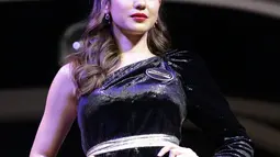 Gaya manis Pevita Peace saat melangkah di catwalk. Pevita tampil sangat modis sebagai model dalam promosi produk untuk rambut. Dengan gaya sensualnya pevita mampu menunjukan dirinya sangat menawan. Rambutnya tergerai sangat sempurna saat dipandang. (KapanLagi.com/Nurwahyunan)