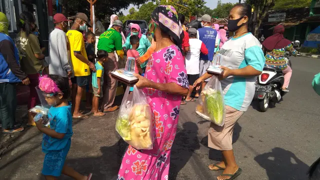 Halte Sedekah, Aksi Ibu-ibu Berbagi Nasi dan Sayuran Gratis ke Warga di Masa Pandemi