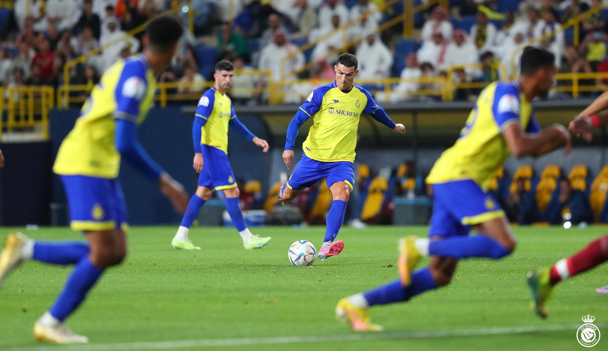 Pemain Al-Nassr, Cristiano Ronaldo mencetak gol penyeimbang 1-1 ke gawang Abha melalui eksekusi tendangan bebas pada laga pekan ke-21 Liga Pro Arab Saudi 2022/2023 di Mrsool Park, Riyadh, Minggu (19/03/2023) WIB. Laga dimenangkan oleh Al-Nassr dengan skor 2-1. (Twitter/@AlNassrFC)