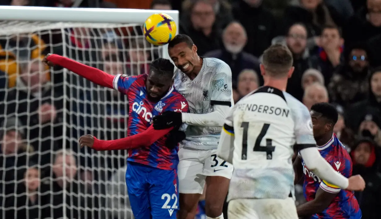 Pemain Crystal Palace Odsonne Edouard (kiri) berebut bola dengan pemain Liverpool Joel Matip pada pertandingan sepak bola Liga Inggris di Selhurst Park, London, Inggris, 25 Februari 2023. Pertandingan berakhir imbang dengan skor 0-0. (AP Photo/Alastair Grant)