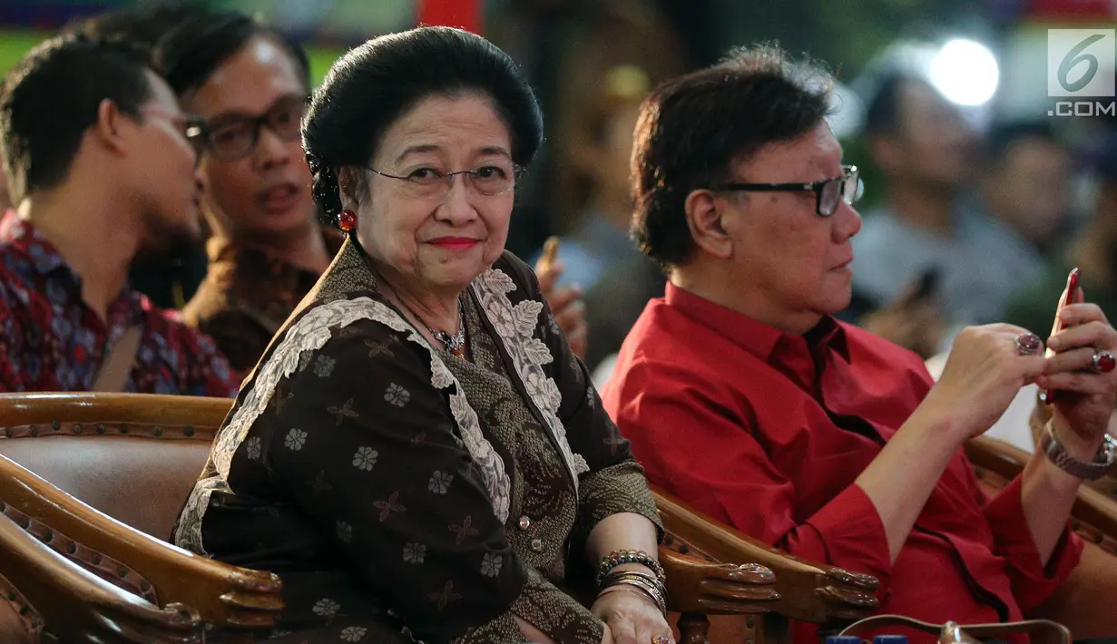 Ketua Umum PDIP Megawati Soekarnoputri didampingi Mendagri Tjahjo Kumolo ketika menghadiri pagelaran wayang kulit dalam rangka HUT PDIP ke-45 di Tugu Proklamasi, Jakarta, Sabtu Malam (27/1). (Liputan6.com/Johan Tallo)