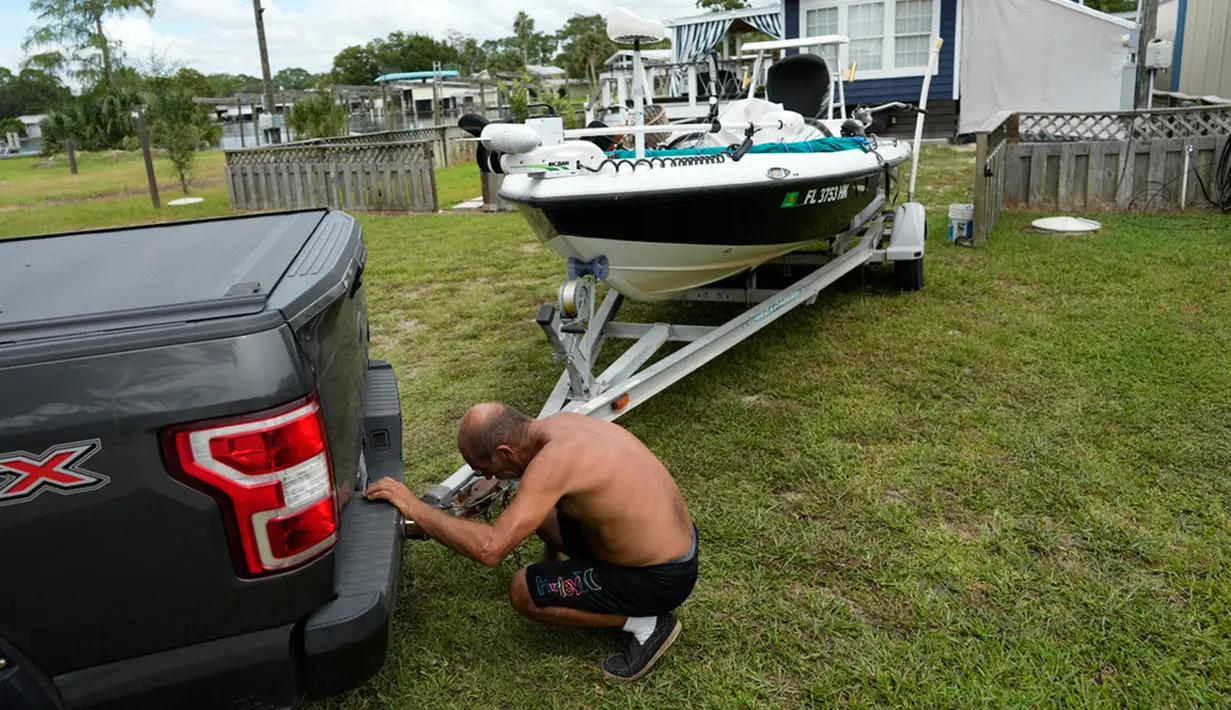 Peringatan badai berlaku di sepanjang Pantai Teluk di Florida, termasuk di Kota Tampa. (AP Photo/Rebecca Blackwell)