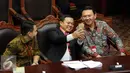 Gubernur DKI Jakarta, Basuki T Purnama foto bersama bakal calon kepala daerah Aceh Barat, Fuad Hadi Woyla saat sidang lanjutan Uji Materi Pasal 70 ayat 3 UU Pilkada mengenai cuti selama kampanye di MK, Jakarta, Senin (5/9). (Liputan6.com/Johan Tallo)