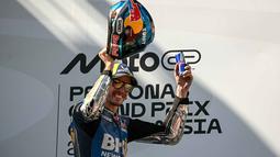 Pembalap asal Spanyol dari tim BK8 Gresini Racing MotoGP, Alex Marquez, tampil tercepat pada MotoGP Malaysia 2025. Ia finis pertama dengan catatan waktu 40:09,24 menit pada balapan yang digelar di Sirkuit Internasional Sepang, Malaysia, Minggu (26/10/2025). (Lillian SUWANRUMPHA/AFP)