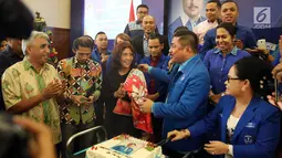 Menteri Kelautan dan Perikanan Susi Pudjiastuti dan Politisi Partai Demokrat Michael Wattimena saat menghadiri acara Rakornas Gerakan Angkatan Muda Kristen Indonesia (GAMKI) di Jakarta, Jumat (12/1). (Liputan6.com/Johan Tallo)