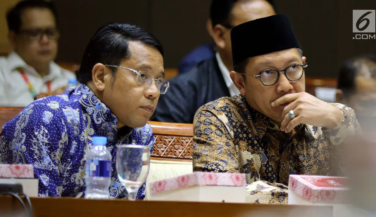 Menteri Agama Lukman Hakim Saifuddin (kanan) saat mengikuti rapat kerja bersama Komisi VIII DPR di Jakarta, Rabu (24/10). Rapat membahas penyesuaian RKA K/L Tahun 2019 suai hasil pembahasan dari Badan Anggaran DPR. (Liputan6.com/JohanTallo)