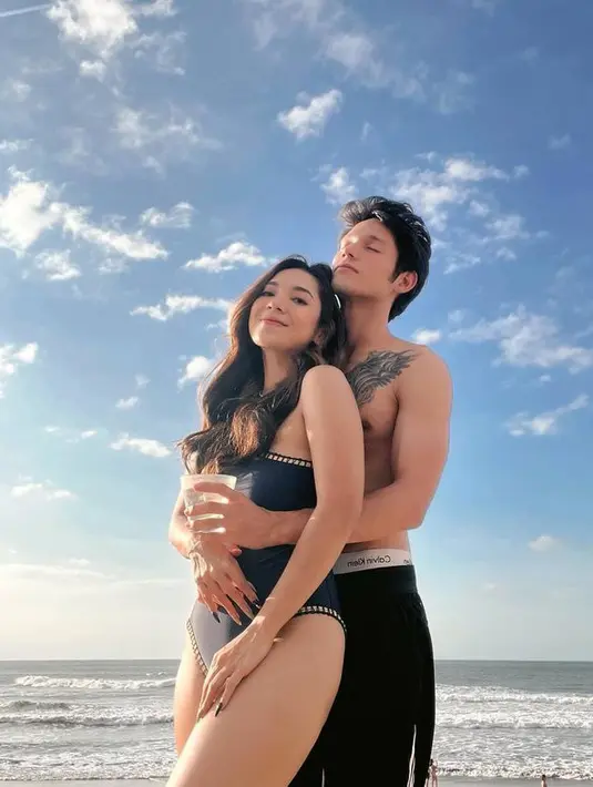 <p>Dinda Kirana dan Naufal Samudra juga kerap disorot publik. Apalagi potret liburan mereka saat di pantai. [Foto: instagram.com]</p>