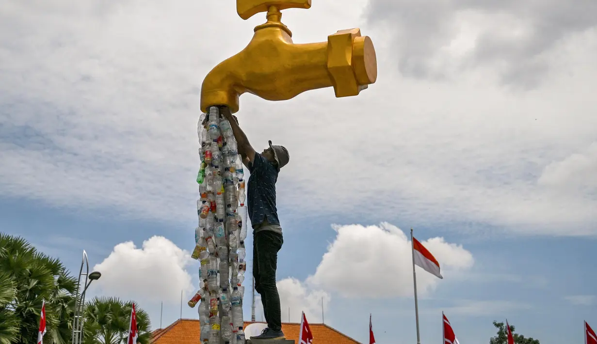 Aksi tersebut dilakukan untuk memberi informasi kepada masyarakat, bahwa saat ini Indonesia sedang menghadapi masalah serius soal plastik, terutama mikroplastik. (Juni KRISWANTO/AFP)