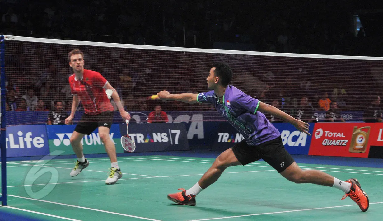 Pertarungan sengit antara ganda putra Indonesia Tommy Sugiarto melawan Marc Zwiebler asak Jerman di putaran kedua BCA Indonesia Open Superseries Premier 2015 di Jakarta, Rabu (4/6/2015). Tommy kalah 16-21, 22-20, 21-19. (Liputan6.com/Herman Zakharia)