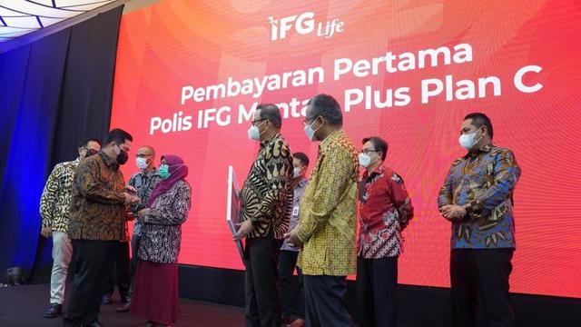 PT Asuransi Jiwa IFG bersama PT Asuransi Jiwasraya (Persero) teken akta pengalihan portofolio pertanggungan (polis). (Foto: IFG)