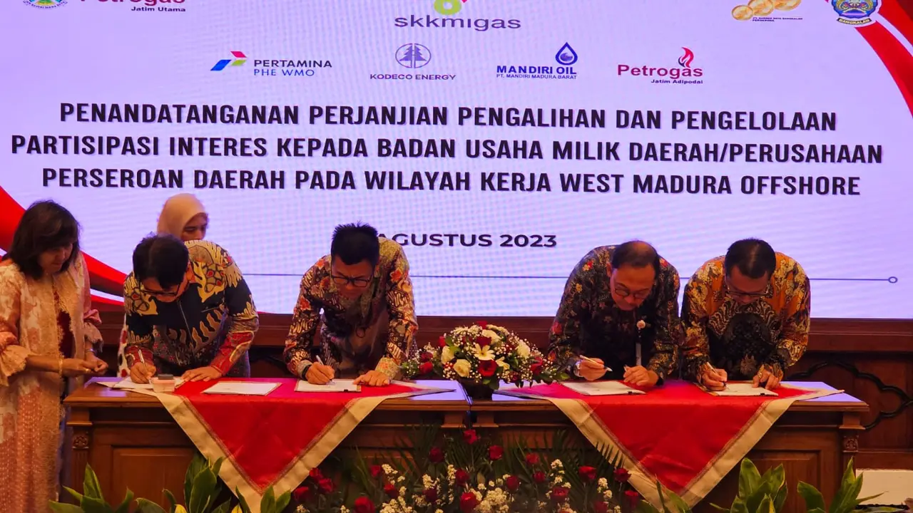 Penandatangan Perjanjian Pengalihan dan Pengelolaan PI antara PT Petrogas Jatim Adipodai (PJA) dengan PT Pertamina Hulu Energi (PHE) WMO, PT Kodeco Energy Ltd. dan PT Mandiri Madura Barat (MMB). (Dian/Liputan6.com)
