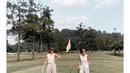 <p>Golf memang menjadi aktivitas favorit Nia Ramadhani. Maka tak mengherankan meski jauh dari kota, Nia tetap meluangkan waktu untuk bermain golf ditemani sang kakak ipar, Gita Janu. (Instagram/ramadhaniabakrie)</p>