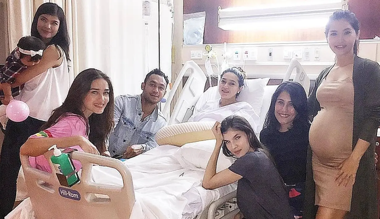 Selain keluarga dekat, kehadiran Raqeema Ruby Radinal di keluarga kecil Nabila Syakieb dan Reshwara Argya Radinal, juga disambut hangat oleh para sahabat Nabila sesama rekan selebriti.  (Instagram/raqeemarubyradinal_)