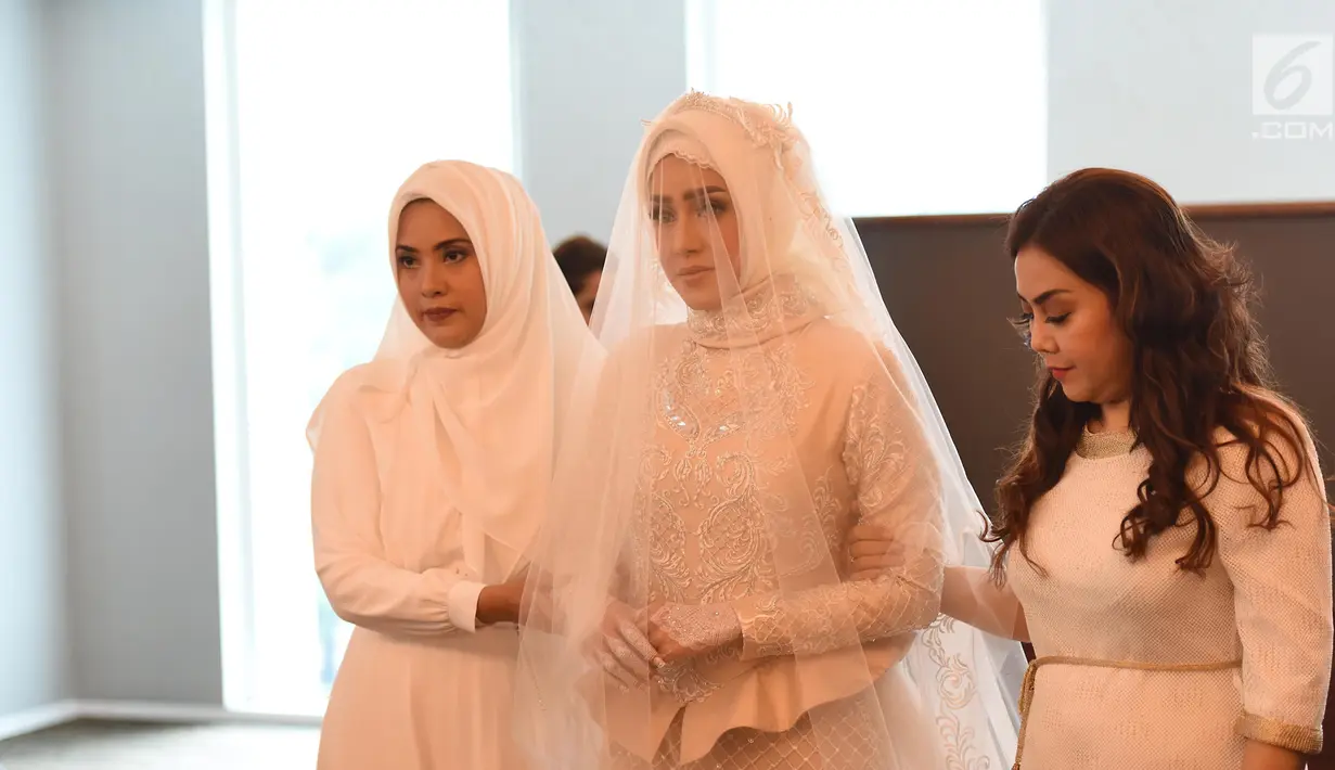 Fairuz A Rafiq memasuki tempat akad nikah di kawasan Kuningan, Jakarta Selatan, Minggu (21/5). Sonny memberi mahar unik berupa uang tunai Rp 999.999. (Liputan6.com/Herman Zakharia)