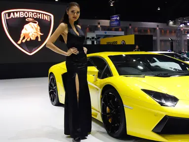 Model berpose di samping mobil Lamborghini Aventador LP700-4 selama Bangkok Internasional Motor Show 2016  di Thailand, (22/3). Tahun ini merupakan pergelaran ke-37 kalinya dari pameran otomotif terbesar ini. (REUTERS / Chaiwat Subprasom)