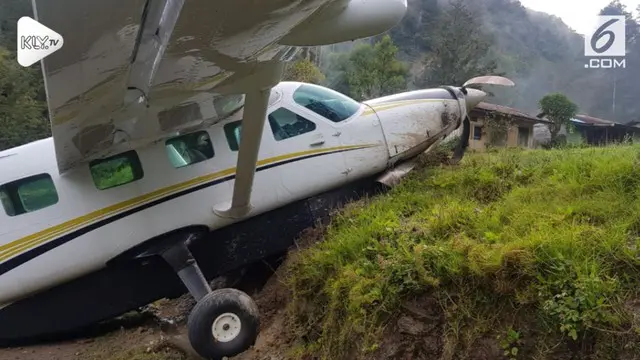 VIDEO: Pesawat Pembawa Sembako Tergelincir di Papua